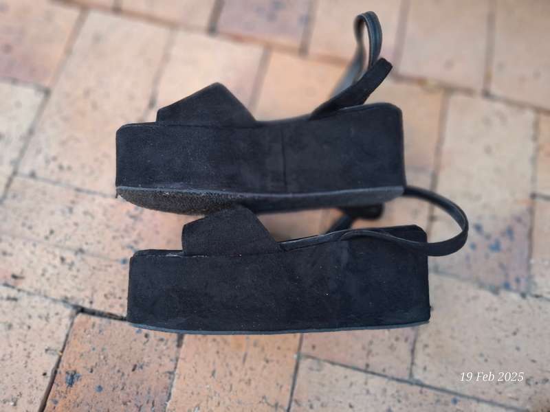 JADA black velvet platforms with ankle straps - Size 5