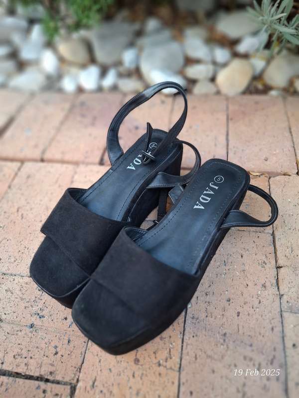 JADA black velvet platforms with ankle straps - Size 5