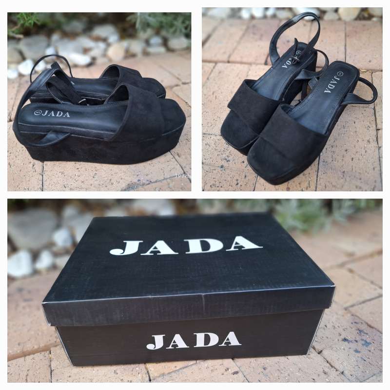 JADA black velvet platforms with ankle straps - Size 5