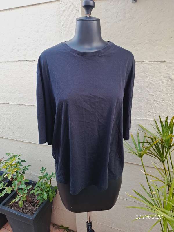 Foschini black tshirt - L