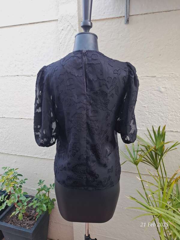 Black lace top - 10/34