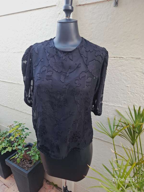 Black lace top - 10/34