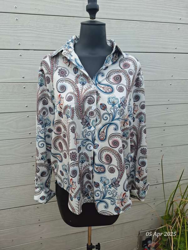 New floral longsleeve high-low button shirt - Size XXL