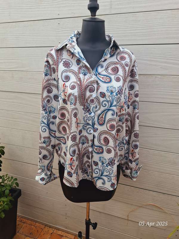 New floral longsleeve high-low button shirt - Size XXL