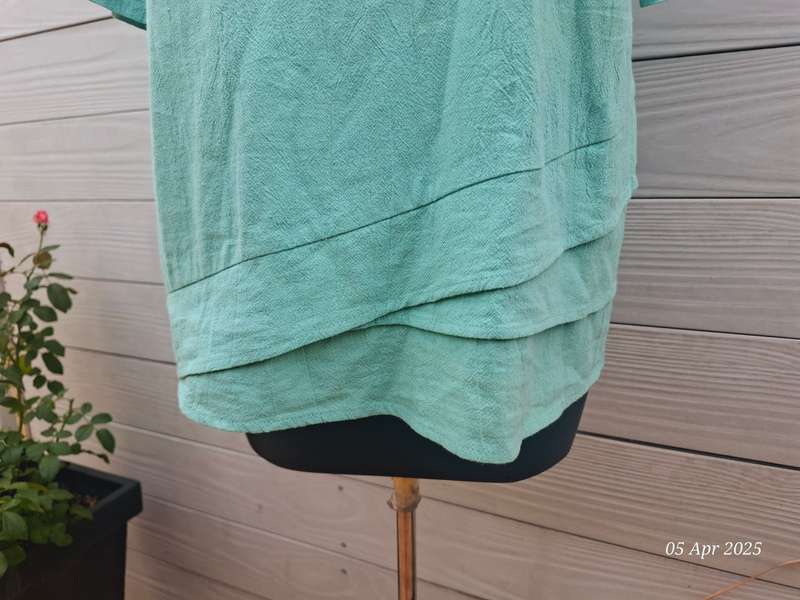 Turquoise top with detail at bottom - Size XXL/16