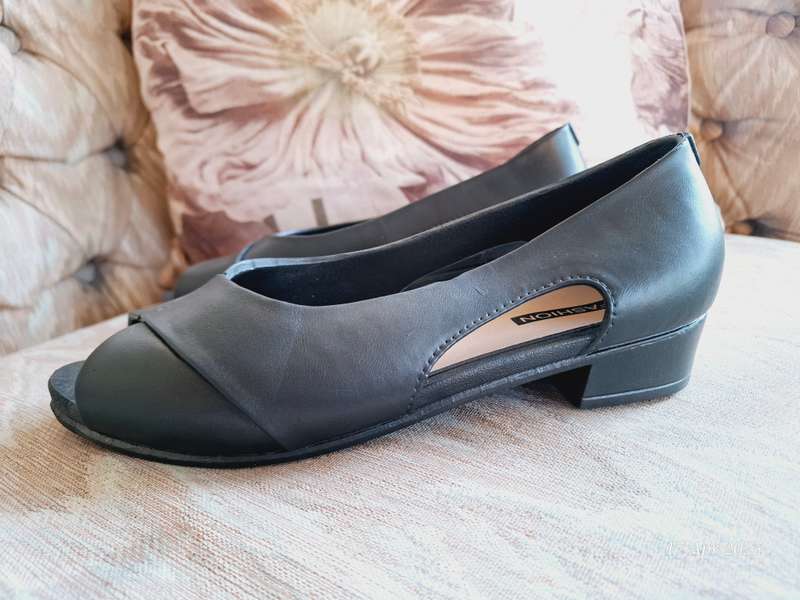NEW ladies peep toe sandal - 40/6