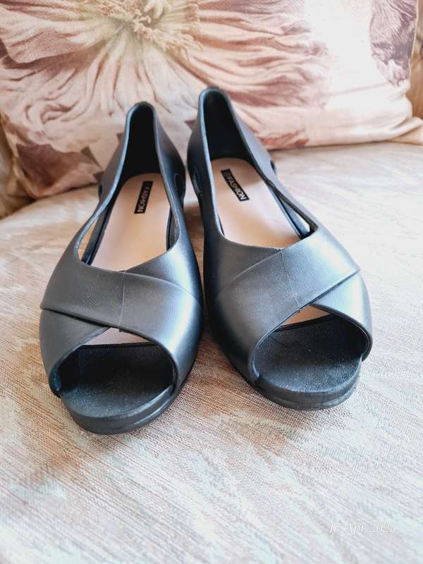 NEW ladies peep toe sandal - 40/6