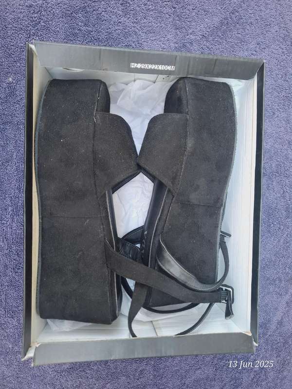 JADA black velvet platforms with ankle straps - Size 5