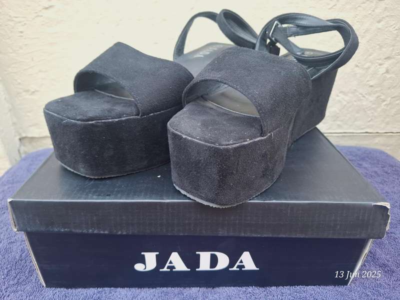 JADA black velvet platforms with ankle straps - Size 5