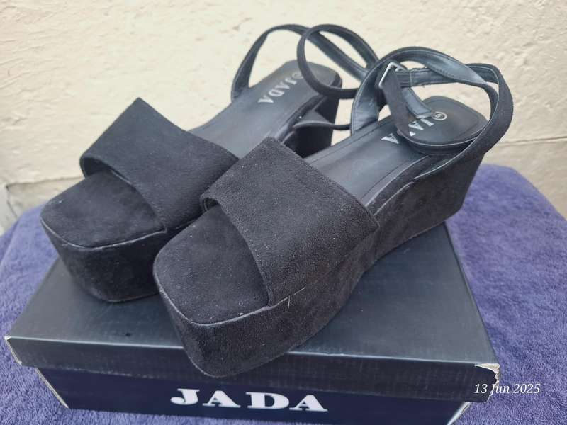 JADA black velvet platforms with ankle straps - Size 5
