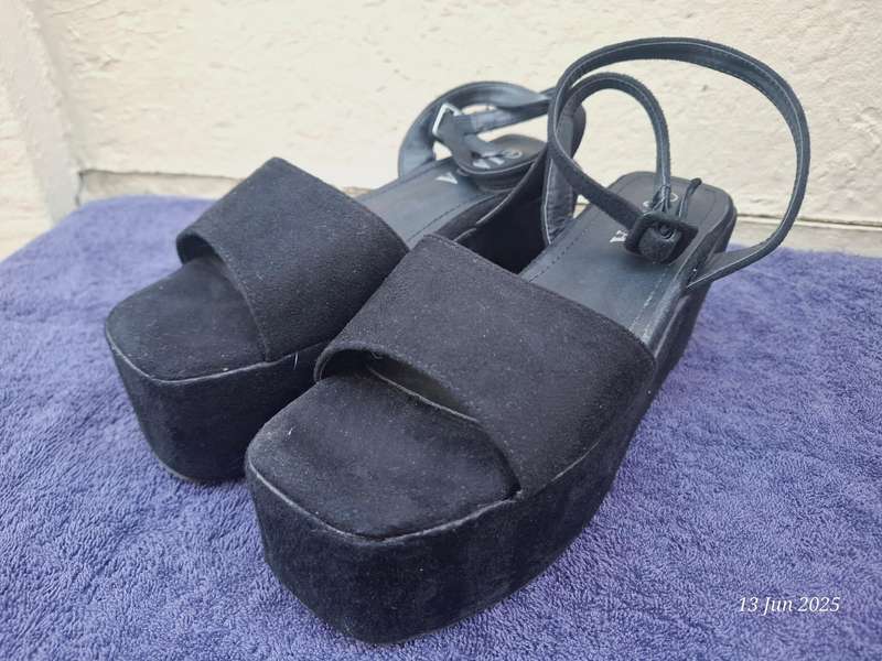 JADA black velvet platforms with ankle straps - Size 5