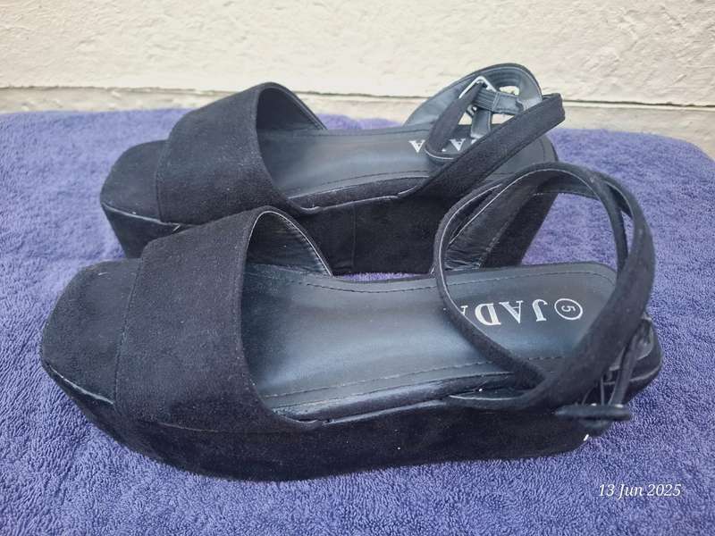 JADA black velvet platforms with ankle straps - Size 5