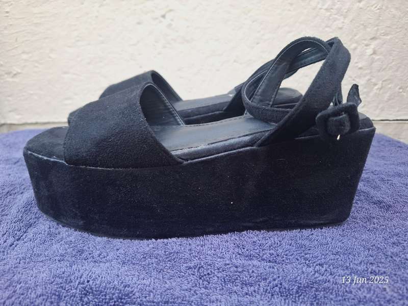 JADA black velvet platforms with ankle straps - Size 5