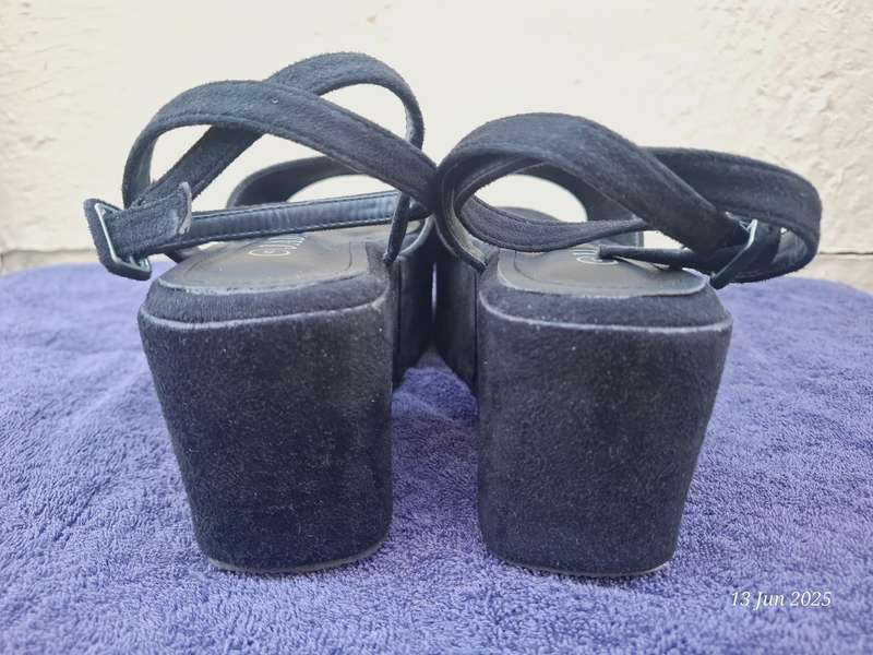 JADA black velvet platforms with ankle straps - Size 5