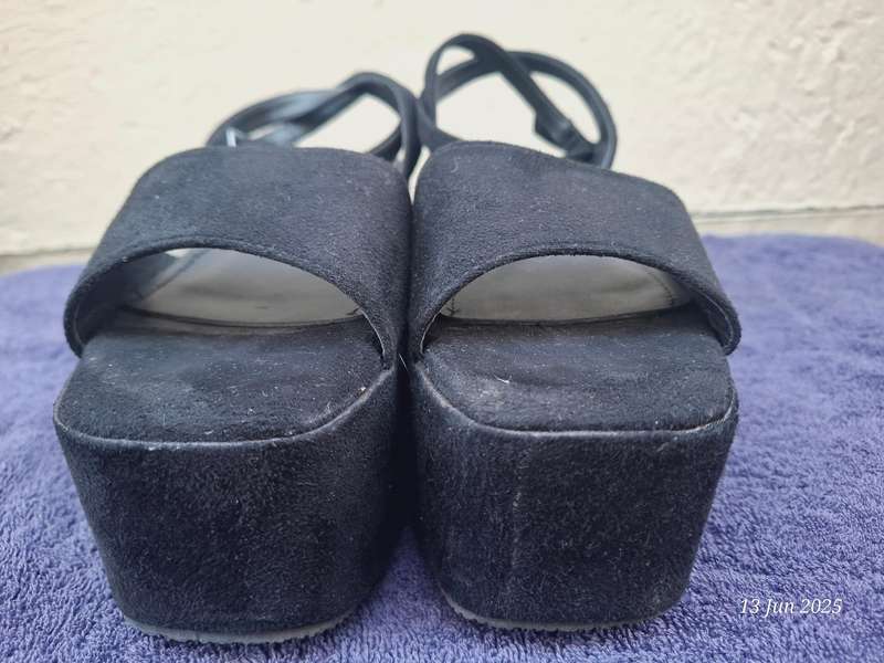 JADA black velvet platforms with ankle straps - Size 5