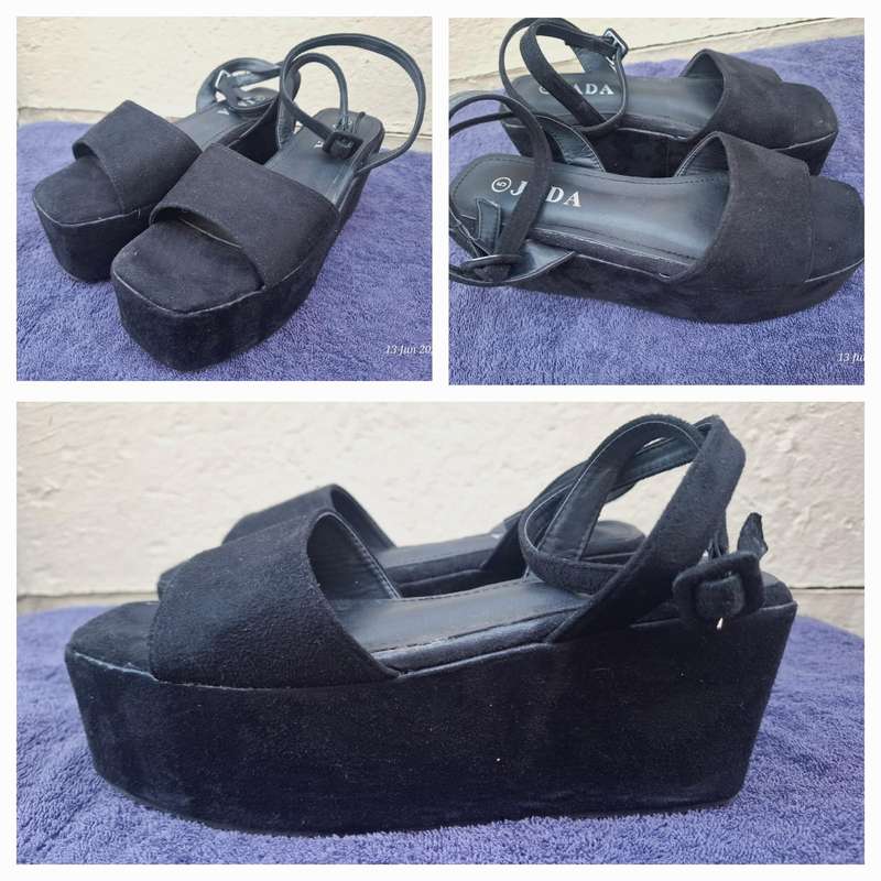 JADA black velvet platforms with ankle straps - Size 5