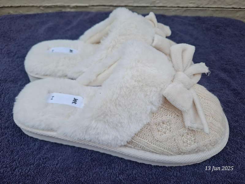 New Jet womens Ecru knit slippers Size 5 to 6