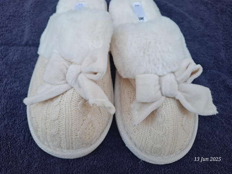 New Jet womens Ecru knit slippers Size 5 to 6