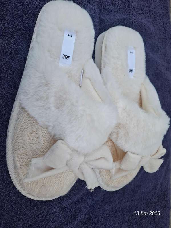 New Jet womens Ecru knit slippers Size 5 to 6
