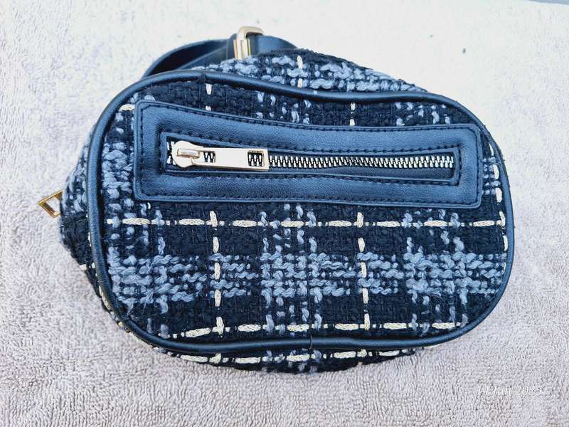 Tweed pouch / moonbag