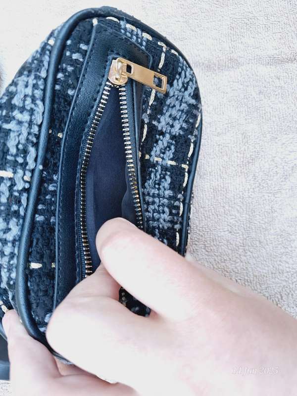 Tweed pouch / moonbag