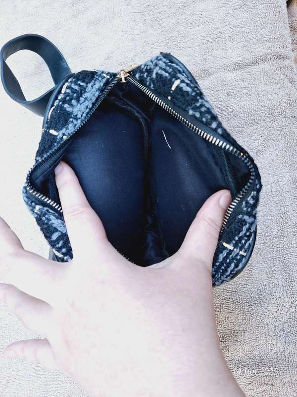 Tweed pouch / moonbag