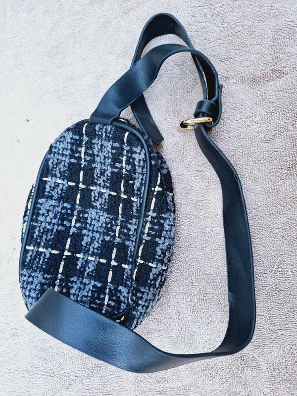 Tweed pouch / moonbag