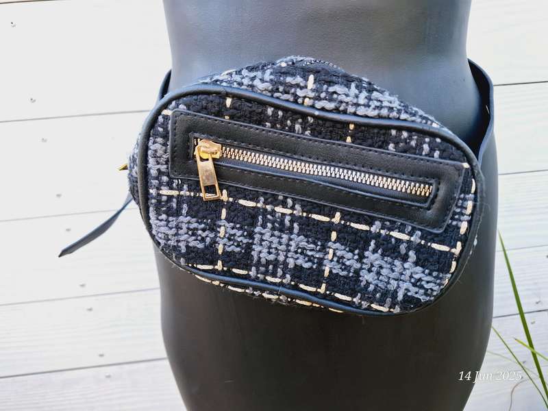 Tweed pouch / moonbag