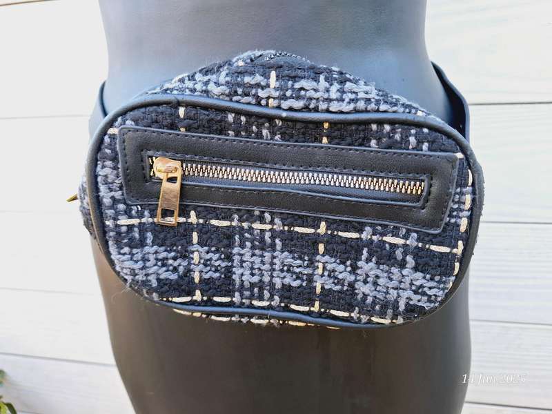 Tweed pouch / moonbag
