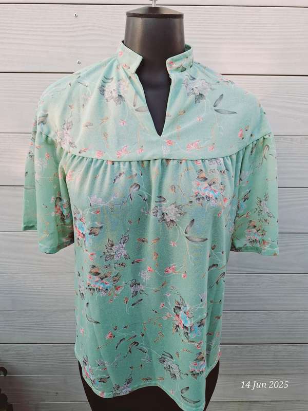 Vintage floral mint green top - L