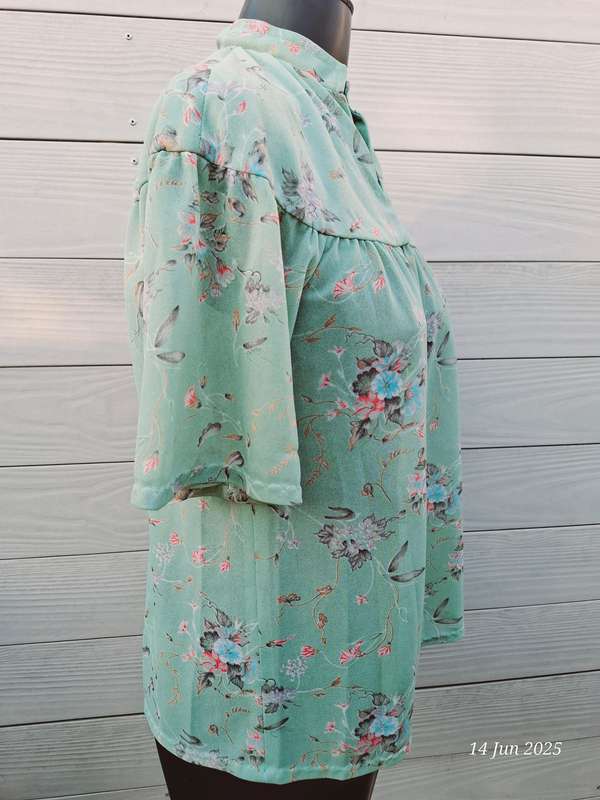 Vintage floral mint green top - L