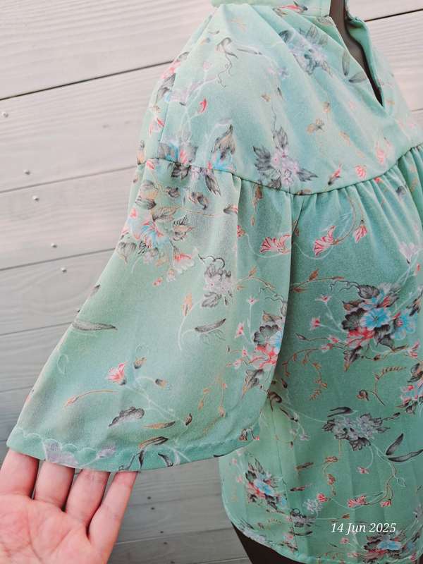 Vintage floral mint green top - L
