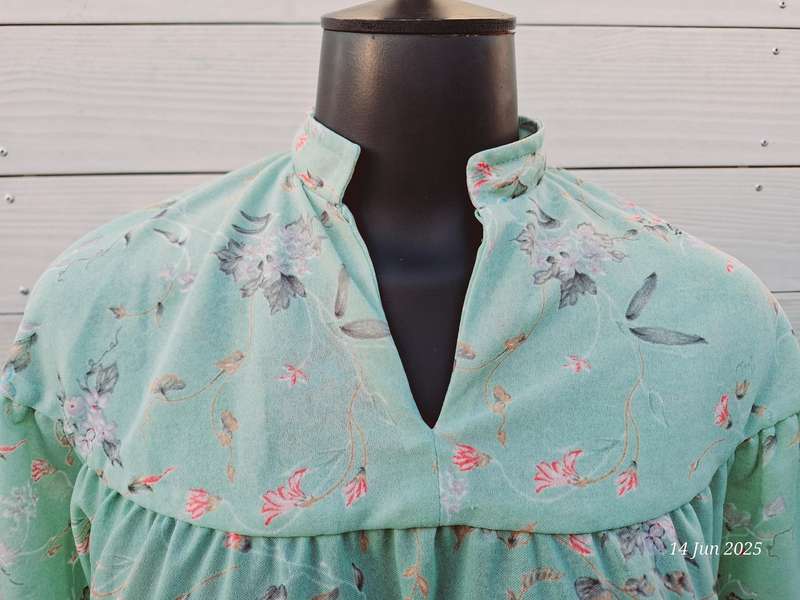 Vintage floral mint green top - L