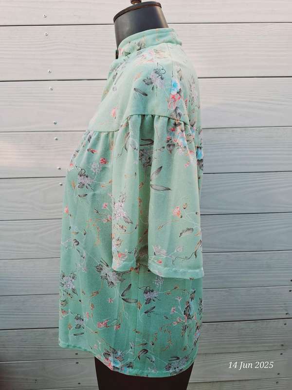 Vintage floral mint green top - L