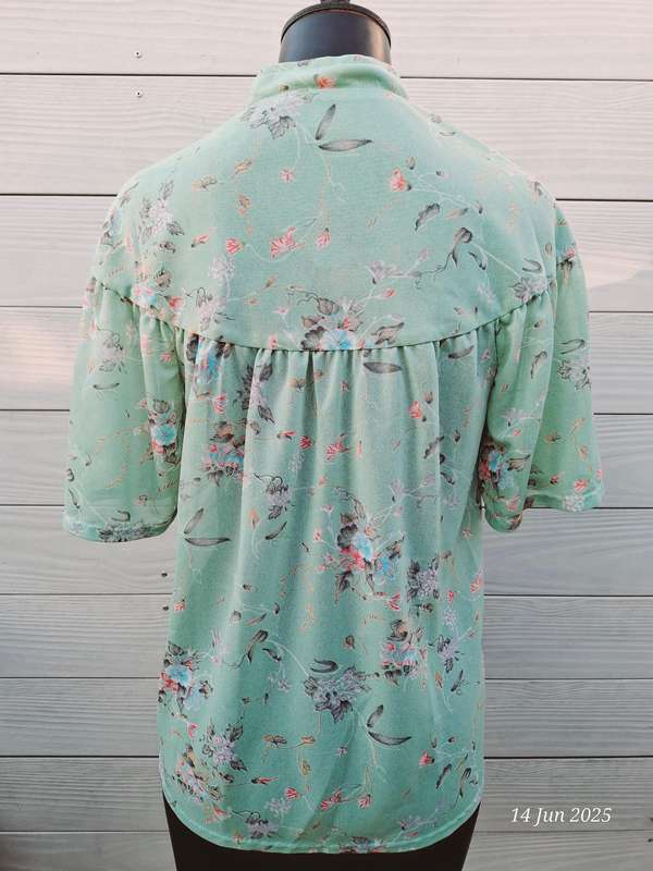 Vintage floral mint green top - L
