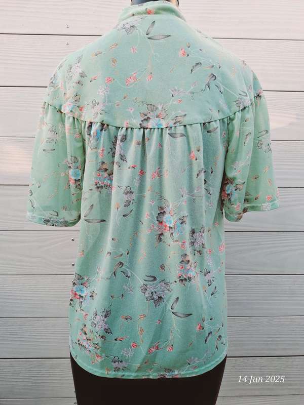 Vintage floral mint green top - L