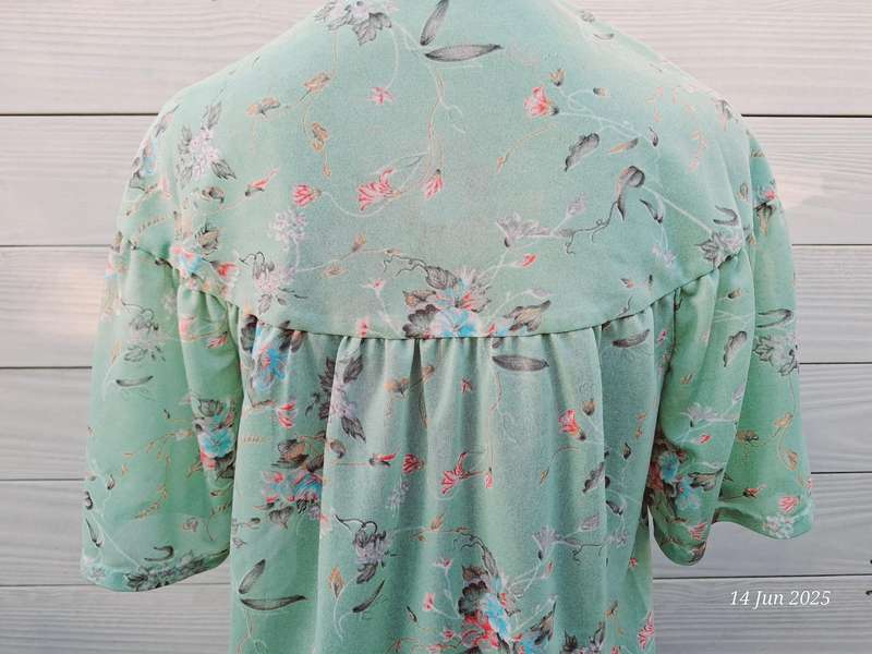 Vintage floral mint green top - L