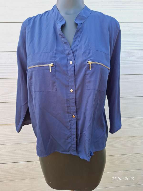 Like new Navy 3/4 sleeve top Size 16/18 (no tag)