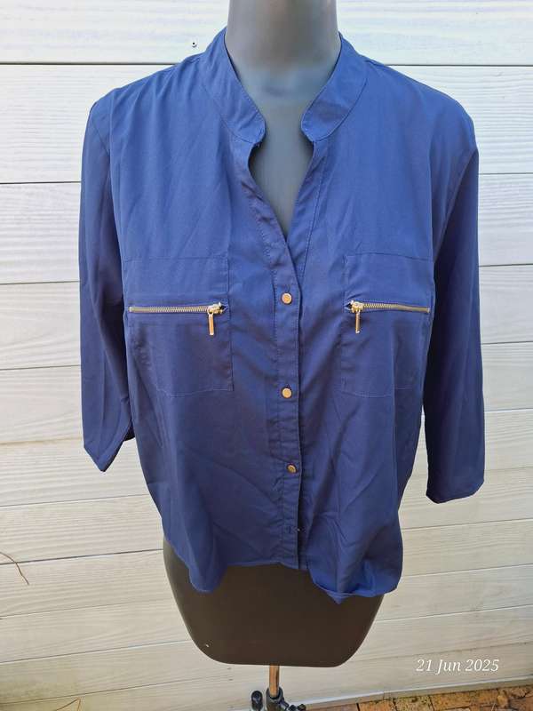 Like new Navy 3/4 sleeve top Size 16/18 (no tag)