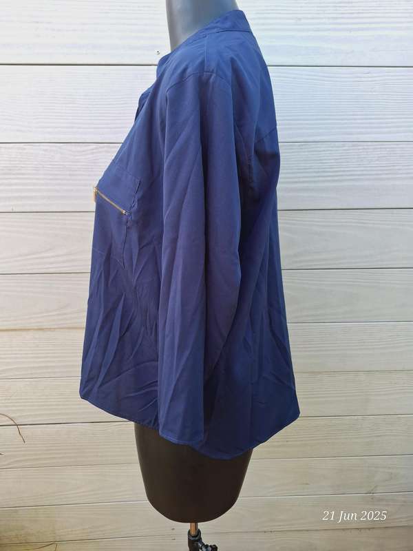Like new Navy 3/4 sleeve top Size 16/18 (no tag)