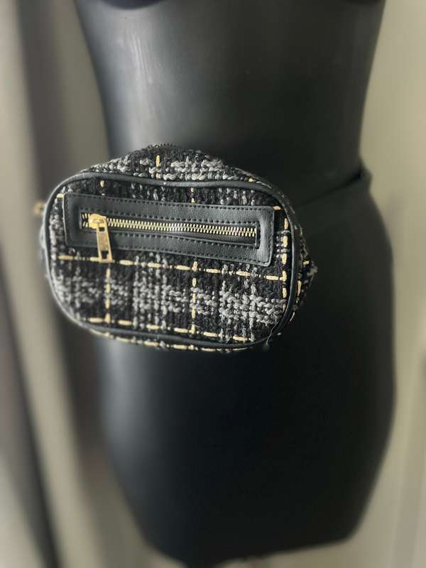 Tweed pouch / moonbag