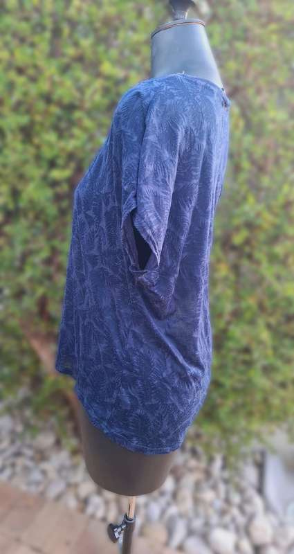 Sheer navy top - L