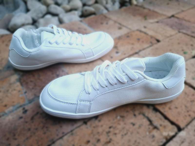 New Unisex low cut white sneaker shoes. Size CN39/UK6
