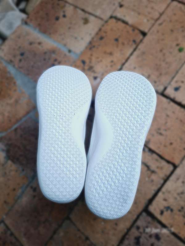 New Unisex low cut white sneaker shoes. Size CN39/UK6