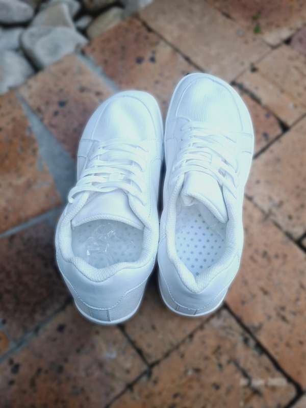 New Unisex low cut white sneaker shoes. Size CN39/UK6