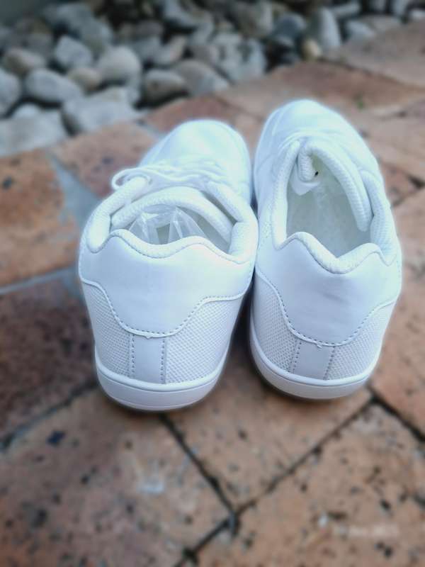 New Unisex low cut white sneaker shoes. Size CN39/UK6