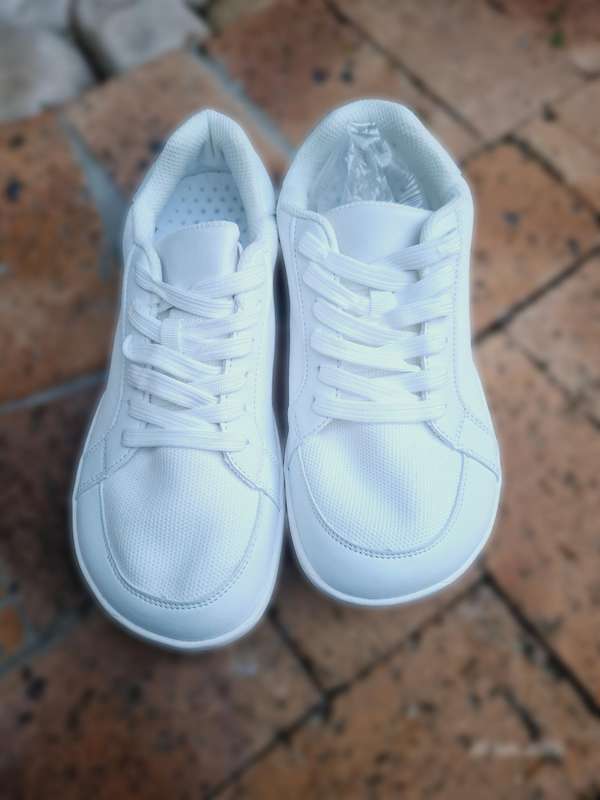 New Unisex low cut white sneaker shoes. Size CN39/UK6