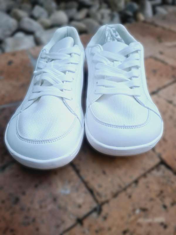 New Unisex low cut white sneaker shoes. Size CN39/UK6