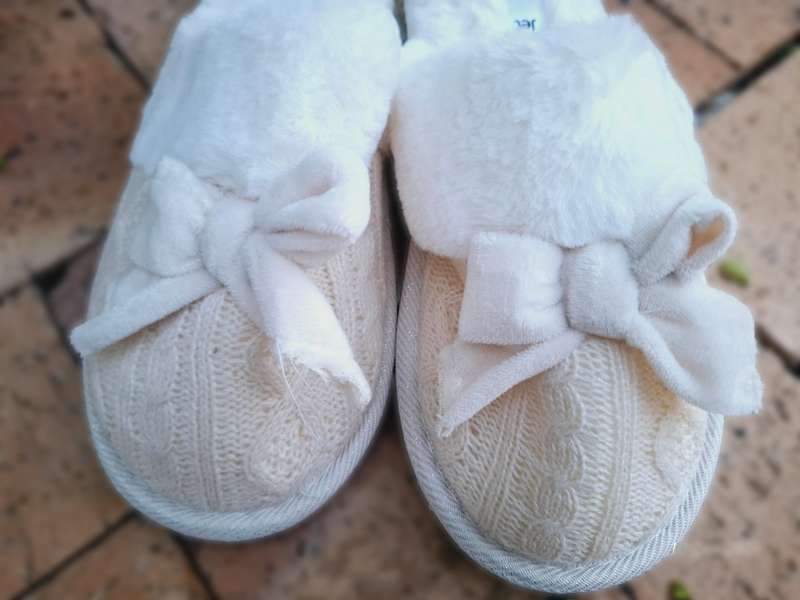 New Jet womens Ecru knit slippers Size 5 to 6