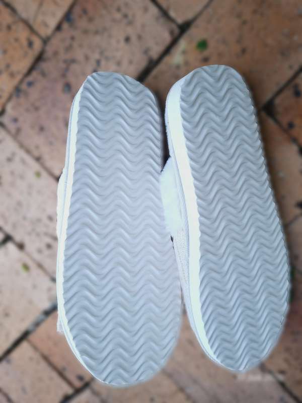 New Jet womens Ecru knit slippers Size 5 to 6